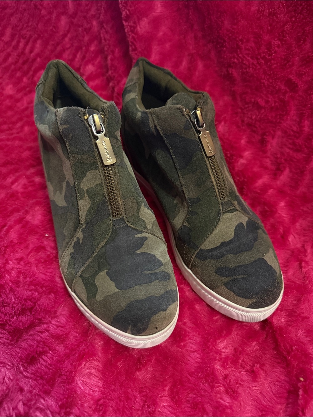 Blondo Camouflage Wedge Zip Sneakers in Olive and Black